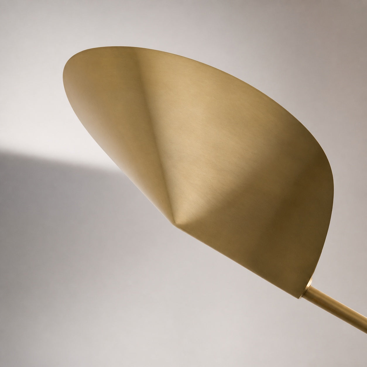 Kronleuchter aus Lutal-Bronze – Modernes Design mit monochromer Oberfläche