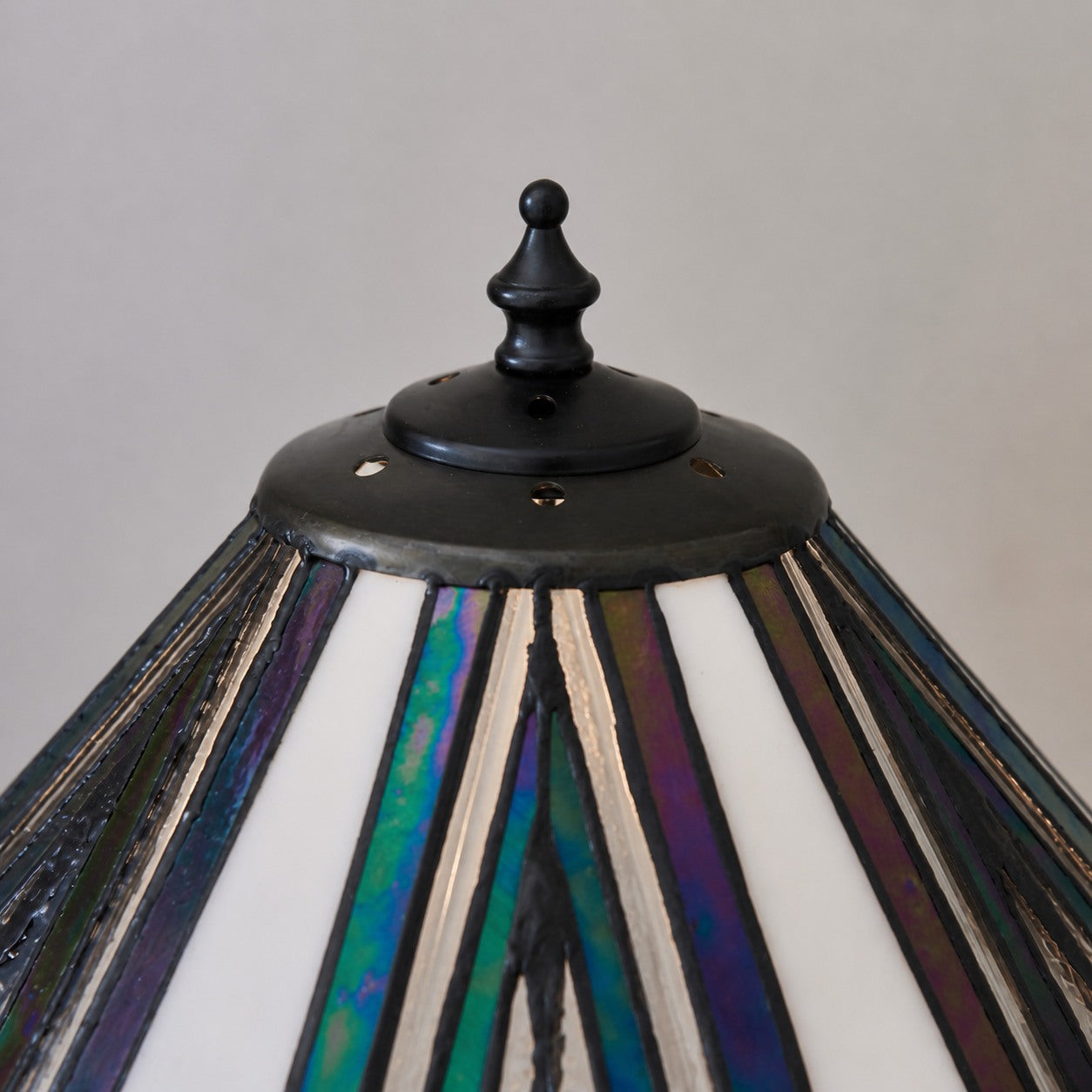 TF Astoria Art Deco Tischleuchte aus Buntglas – Facettierter und irisierender Schirm für Schlaf- oder Wohnzimmer