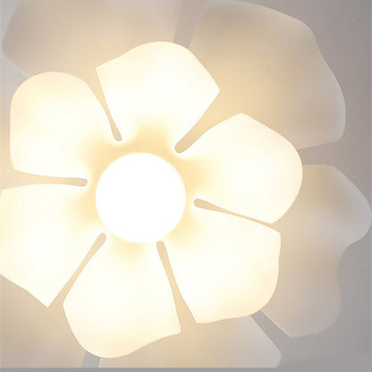 Nordische Pendelleuchte mit weißer Lotusblüte