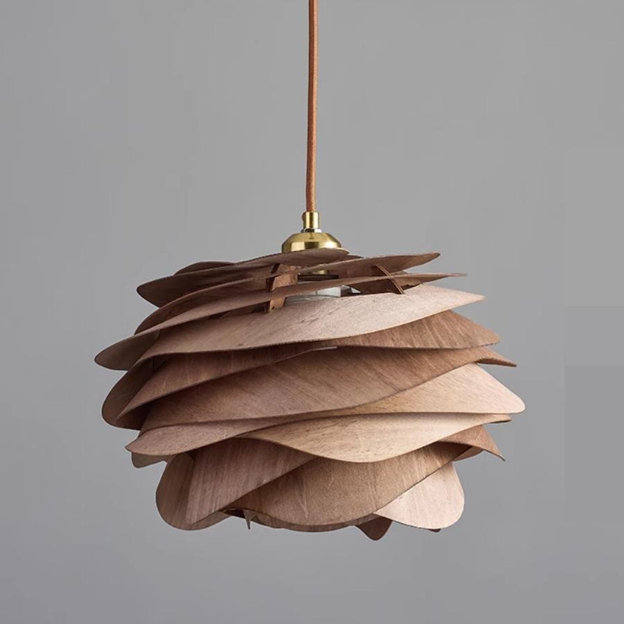 Französischer Tannenzapfen Holz Hängelampe Pendelleuchte mit raffiniertem Design für den Empfangsbereich