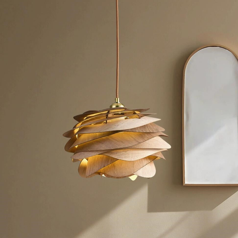 Französischer Tannenzapfen Holz Hängelampe Pendelleuchte mit raffiniertem Design für den Empfangsbereich